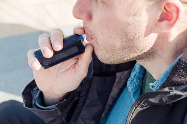 e-cigarettes i uczucie słodkości w gardle, co to oznacza, skąd się bierze i jak postępować